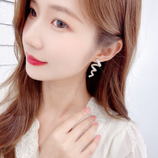 Cold Wind Zircon Minimally Personalized Spiral Wire Earrings - Image 2